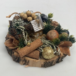 Fakorongra épült adventi minidísz erdei házikóval, termésekkel s kellékekkel gazdagon díszítve (FX-20) - karácsony - adventi díszek - adventi asztaldísz - Meska.hu
