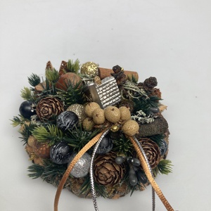 Fakorongra épült adventi minidísz erdei házikóval, termésekkel s kellékekkel gazdagon díszítve (FX-20) - Meska.hu