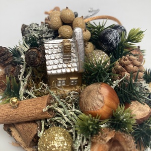 Fakorongra épült adventi minidísz erdei házikóval, termésekkel s kellékekkel gazdagon díszítve (FX-20) - karácsony - adventi díszek - adventi asztaldísz - Meska.hu