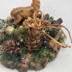 Fakorongra épült adventi minidísz gímszarvas figurával, termésekkel s kellékekkel gazdagon díszítve (FX-21) - karácsony - adventi díszek - adventi asztaldísz - Meska.hu