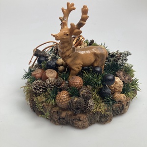 Fakorongra épült adventi minidísz gímszarvas figurával, termésekkel s kellékekkel gazdagon díszítve (FX-21) - Meska.hu