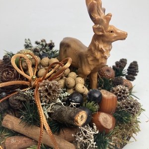Fakorongra épült adventi minidísz gímszarvas figurával, termésekkel s kellékekkel gazdagon díszítve (FX-21) - karácsony - adventi díszek - adventi asztaldísz - Meska.hu