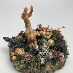 Fakorongra épült adventi minidísz gímszarvas figurával, termésekkel s kellékekkel gazdagon díszítve (FX-21) - karácsony - adventi díszek - adventi asztaldísz - Meska.hu