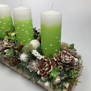 Üde hangulú, zöld-fehér pöttyös hengergyertyás, fahasábon nyugvó, adventi asztaldísz (AW18) - karácsony - adventi díszek - adventi asztaldísz - Meska.hu