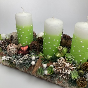 Üde hangulú, zöld-fehér pöttyös hengergyertyás, fahasábon nyugvó, adventi asztaldísz (AW18) - karácsony - adventi díszek - adventi asztaldísz - Meska.hu