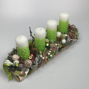 Üde hangulú, zöld-fehér pöttyös hengergyertyás, fahasábon nyugvó, adventi asztaldísz (AW18) - karácsony - adventi díszek - adventi asztaldísz - Meska.hu