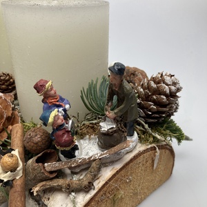 Természetes hangulatú, fehér tönkgyertyás, fahasábon nyugvó, adventi asztaldísz levelet kapó gyerekekkel (AW19) - karácsony - adventi díszek - adventi asztaldísz - Meska.hu