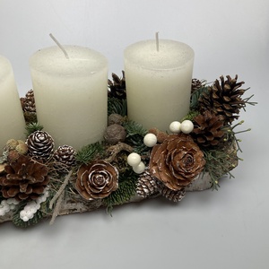 Természetes hangulatú, fehér tönkgyertyás, fahasábon nyugvó, adventi asztaldísz levelet kapó gyerekekkel (AW19) - karácsony - adventi díszek - adventi asztaldísz - Meska.hu