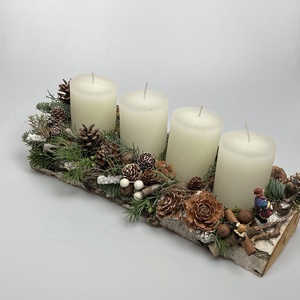 Természetes hangulatú, fehér tönkgyertyás, fahasábon nyugvó, adventi asztaldísz levelet kapó gyerekekkel (AW19) - Meska.hu