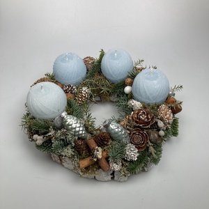 Vízkék, fonalgombolyag mintájú gyertyákkal ékeskedő, faborítású, lyukas koszorúalapon nyugvó adventi asztaldísz (AW20) - Meska.hu