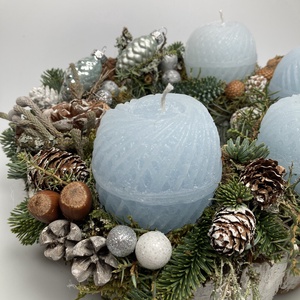 Vízkék, fonalgombolyag mintájú gyertyákkal ékeskedő, faborítású, lyukas koszorúalapon nyugvó adventi asztaldísz (AW20) - karácsony - adventi díszek - adventi asztaldísz - Meska.hu