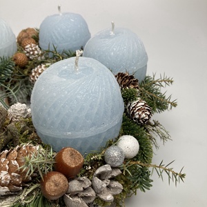 Vízkék, fonalgombolyag mintájú gyertyákkal ékeskedő, faborítású, lyukas koszorúalapon nyugvó adventi asztaldísz (AW20) - karácsony - adventi díszek - adventi asztaldísz - Meska.hu