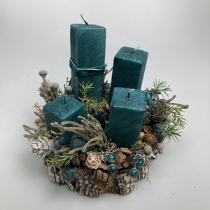 Dülöngélő, sötét türkiz selyemfényű gyertyákkal ékeskedő, fakorongon nyugvó adventi asztaldísz örökzöldekkel (AW22) - karácsony - adventi díszek - adventi asztaldísz - Meska.hu