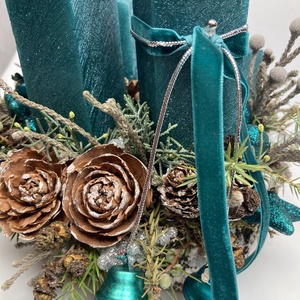 Dülöngélő, sötét türkiz selyemfényű gyertyákkal ékeskedő, fakorongon nyugvó adventi asztaldísz örökzöldekkel (AW22) - karácsony - adventi díszek - adventi asztaldísz - Meska.hu