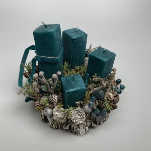 Dülöngélő, sötét türkiz selyemfényű gyertyákkal ékeskedő, fakorongon nyugvó adventi asztaldísz örökzöldekkel (AW22) - Meska.hu