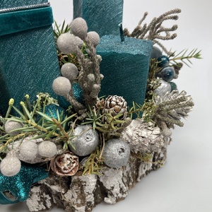 Dülöngélő, sötét türkiz selyemfényű gyertyákkal ékeskedő, fakorongon nyugvó adventi asztaldísz örökzöldekkel (AW22) - karácsony - adventi díszek - adventi asztaldísz - Meska.hu