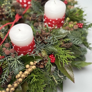 Örökzöldekkel ékített adventi koszorú piros-fehér pöttyös hengergyertyákkal (AW24) - karácsony - adventi díszek - adventi asztaldísz - Meska.hu