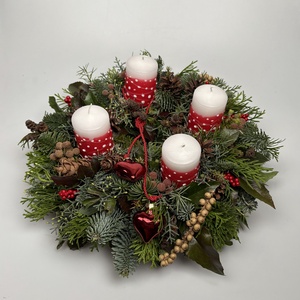 Örökzöldekkel ékített adventi koszorú piros-fehér pöttyös hengergyertyákkal (AW24) - Meska.hu