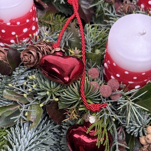 Örökzöldekkel ékített adventi koszorú piros-fehér pöttyös hengergyertyákkal (AW24) - karácsony - adventi díszek - adventi asztaldísz - Meska.hu