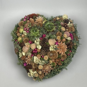 Különleges szeretteinknek kövirózsákkal, termésekkel, változatos növényi anyaggal díszített kegyeleti virágdísz  - Meska.hu