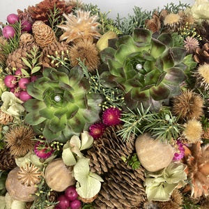 Különleges szeretteinknek kövirózsákkal, termésekkel, változatos növényi anyaggal díszített kegyeleti virágdísz  - otthon & életmód - vallás - temetkezési tárgy - sírdísz, kegyeleti dísz - Meska.hu