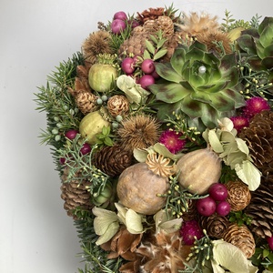 Különleges szeretteinknek kövirózsákkal, termésekkel, változatos növényi anyaggal díszített kegyeleti virágdísz  - otthon & életmód - vallás - temetkezési tárgy - sírdísz, kegyeleti dísz - Meska.hu