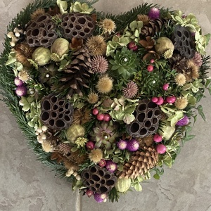 Egyedi kegyeleti virágdísz lótusszal, kövirózsákkal, változatos növényi anyaggal aprólékosan díszítve  - Meska.hu