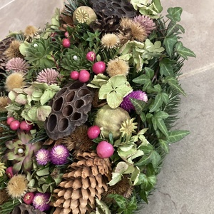 Egyedi kegyeleti virágdísz lótusszal, kövirózsákkal, változatos növényi anyaggal aprólékosan díszítve  - otthon & életmód - vallás - temetkezési tárgy - sírdísz, kegyeleti dísz - Meska.hu