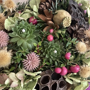 Egyedi kegyeleti virágdísz lótusszal, kövirózsákkal, változatos növényi anyaggal aprólékosan díszítve  - otthon & életmód - vallás - temetkezési tárgy - sírdísz, kegyeleti dísz - Meska.hu