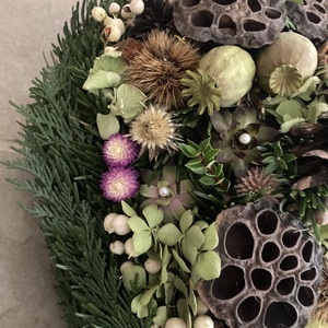 Egyedi kegyeleti virágdísz lótusszal, kövirózsákkal, változatos növényi anyaggal aprólékosan díszítve  - otthon & életmód - vallás - temetkezési tárgy - sírdísz, kegyeleti dísz - Meska.hu