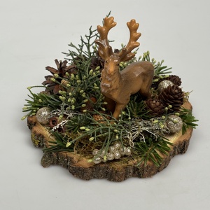 Fakorongra épült minidísz gímszarvas figurával, termésekkel, s egyéb növény részekkel gazdagon díszítve (FX-27), Karácsony, Adventi díszek, Adventi asztaldísz, Virágkötés, MESKA