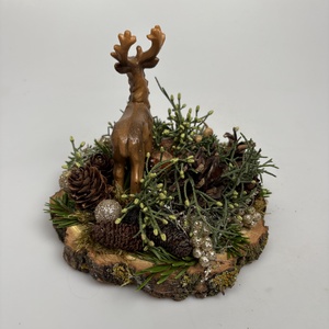 Fakorongra épült minidísz gímszarvas figurával, termésekkel, s egyéb növény részekkel gazdagon díszítve (FX-27) - karácsony - adventi díszek - adventi asztaldísz - Meska.hu