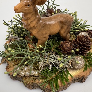 Fakorongra épült minidísz gímszarvas figurával, termésekkel, s egyéb növény részekkel gazdagon díszítve (FX-27) - karácsony - adventi díszek - adventi asztaldísz - Meska.hu