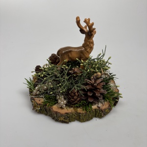 Fakorongra épült minidísz gímszarvas figurával, termésekkel, s egyéb növény részekkel gazdagon díszítve (FX-27) - karácsony - adventi díszek - adventi asztaldísz - Meska.hu