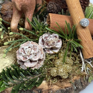 Fakorongra épült minidísz pettyes szarvas figurával, termésekkel, s egyéb növény részekkel gazdagon díszítve (FX-28) - karácsony - adventi díszek - adventi asztaldísz - Meska.hu