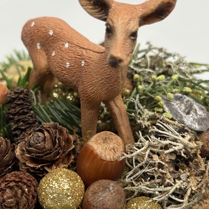 Fakorongra épült minidísz pettyes szarvas figurával, termésekkel, s egyéb növény részekkel gazdagon díszítve (FX-28) - karácsony - adventi díszek - adventi asztaldísz - Meska.hu