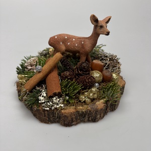 Fakorongra épült minidísz pettyes szarvas figurával, termésekkel, s egyéb növény részekkel gazdagon díszítve (FX-28), Karácsony, Adventi díszek, Adventi asztaldísz, Virágkötés, MESKA