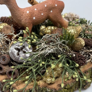 Fakorongra épült minidísz pettyes szarvas figurával, termésekkel, s egyéb növény részekkel gazdagon díszítve (FX-28) - karácsony - adventi díszek - adventi asztaldísz - Meska.hu