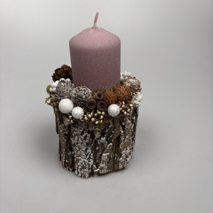 Faág szeletre épült, rózsaszín bársony-glitteres gyertyával ékített ünnepi asztaldísz (XF29), Karácsony, Adventi díszek, Adventi asztaldísz, Virágkötés, MESKA