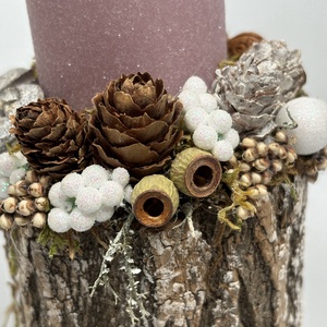 Faág szeletre épült, rózsaszín bársony-glitteres gyertyával ékített ünnepi asztaldísz (XF29) - karácsony - adventi díszek - adventi asztaldísz - Meska.hu