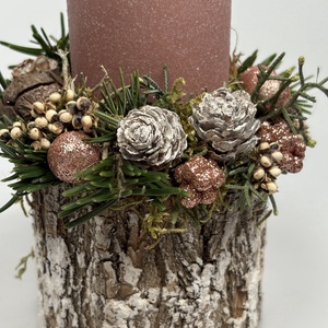 Faág szeletre épült, fahéjas-mályvás színű bársony-glitteres gyertyával ékített ünnepi asztaldísz örökzöldekkel (XF-30) - karácsony - adventi díszek - adventi asztaldísz - Meska.hu