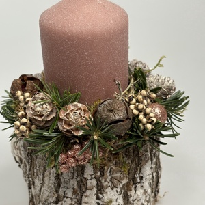 Faág szeletre épült, fahéjas-mályvás színű bársony-glitteres gyertyával ékített ünnepi asztaldísz örökzöldekkel (XF-30) - karácsony - adventi díszek - adventi asztaldísz - Meska.hu