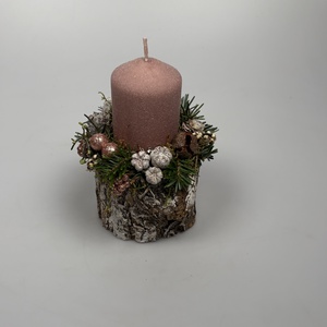 Faág szeletre épült, fahéjas-mályvás színű bársony-glitteres gyertyával ékített ünnepi asztaldísz örökzöldekkel (XF-30) - Meska.hu