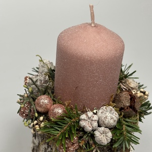 Faág szeletre épült, fahéjas-mályvás színű bársony-glitteres gyertyával ékített ünnepi asztaldísz örökzöldekkel (XF-30) - karácsony - adventi díszek - adventi asztaldísz - Meska.hu