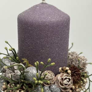 Faág szeletre épült, pasztell lila színű bársony-glitteres gyertyával ékített ünnepi asztaldísz örökzöldekkel (XF-31) - karácsony - adventi díszek - adventi asztaldísz - Meska.hu