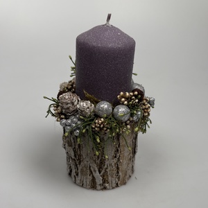 Faág szeletre épült, pasztell lila színű bársony-glitteres gyertyával ékített ünnepi asztaldísz örökzöldekkel (XF-31), Karácsony, Adventi díszek, Adventi asztaldísz, Virágkötés, Faág szeletre épült, 16 cm magas, 10 cm átmérőjű, pasztell lila, bársony-glitteres gyertyával ékíte..., MESKA