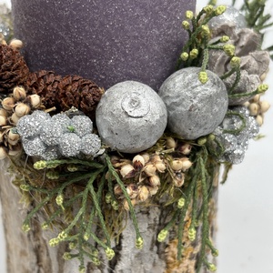 Faág szeletre épült, pasztell lila színű bársony-glitteres gyertyával ékített ünnepi asztaldísz örökzöldekkel (XF-31) - karácsony - adventi díszek - adventi asztaldísz - Meska.hu
