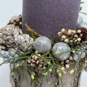 Faág szeletre épült, pasztell lila színű bársony-glitteres gyertyával ékített ünnepi asztaldísz örökzöldekkel (XF-31) - karácsony - adventi díszek - adventi asztaldísz - Meska.hu