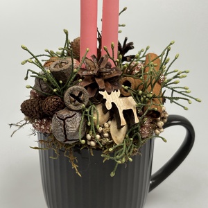 Sötétszürke, bordázott bögrére épült, 2 rózsaszín ceruzagyertyás adventi asztaldísz örökzöldekkel (XM-32) - karácsony - adventi díszek - adventi asztaldísz - Meska.hu