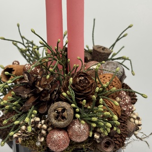 Sötétszürke, bordázott bögrére épült, 2 rózsaszín ceruzagyertyás adventi asztaldísz örökzöldekkel (XM-32) - karácsony - adventi díszek - adventi asztaldísz - Meska.hu